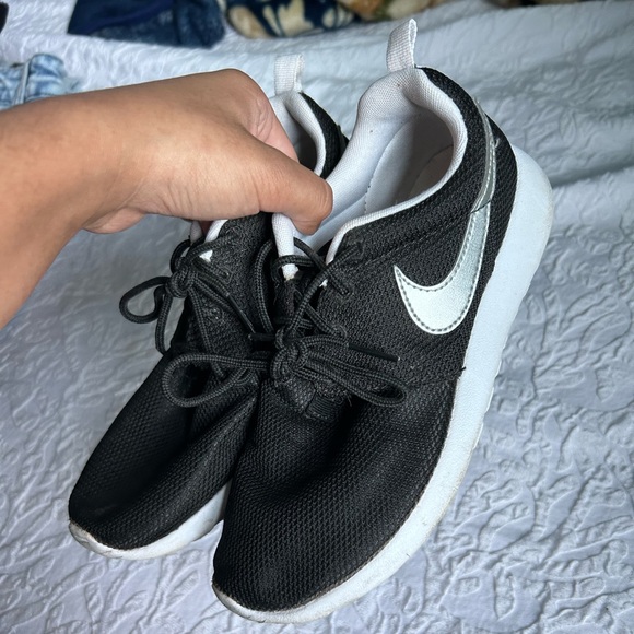 Nike sneakers size 4 - Picture 1 of 3
